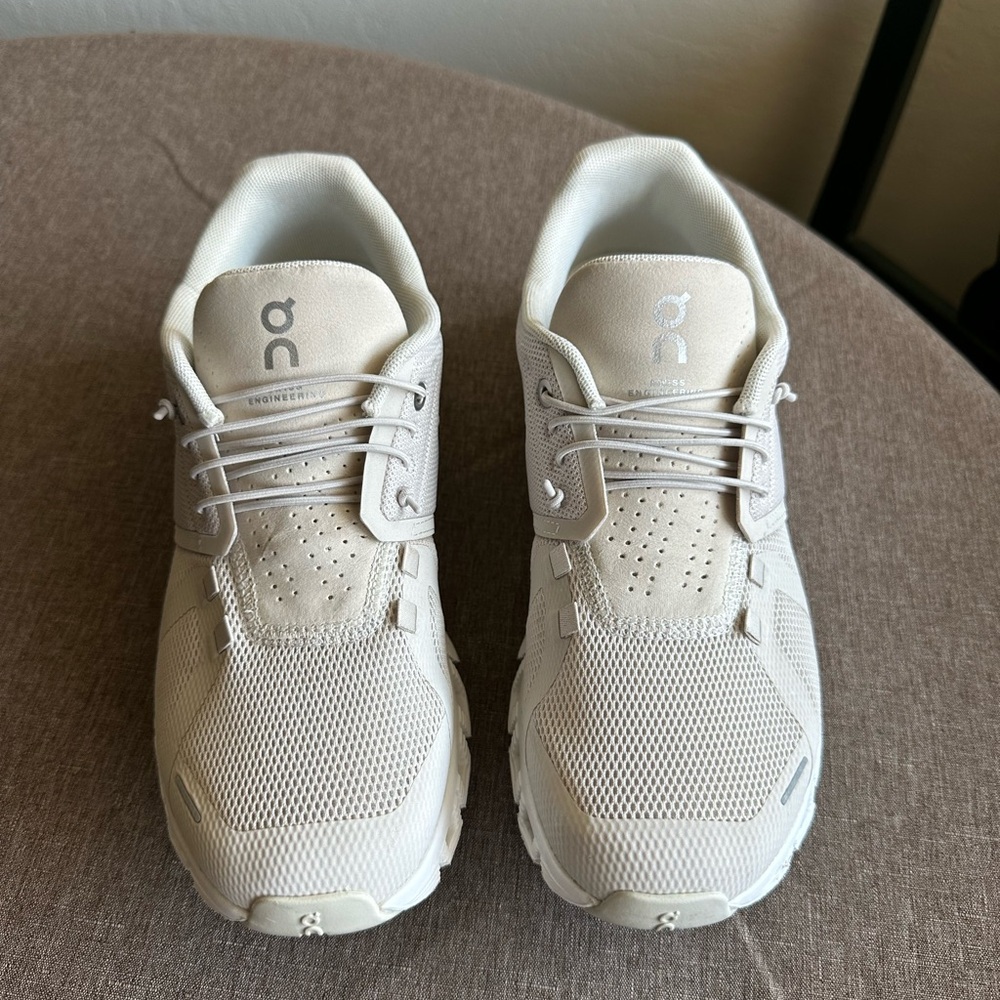 Cloud 5 women’s running shoes in Pearl/White